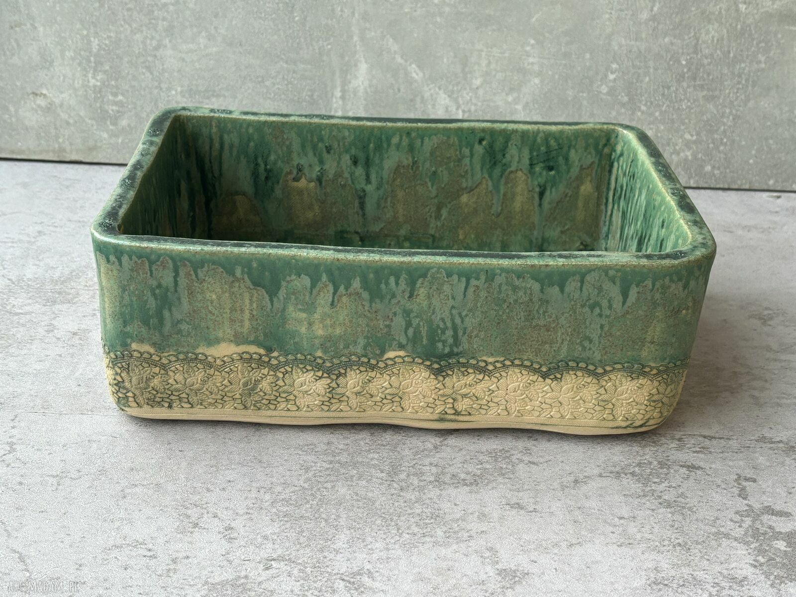 Prostokątna umywalka ceramiczna z koronką