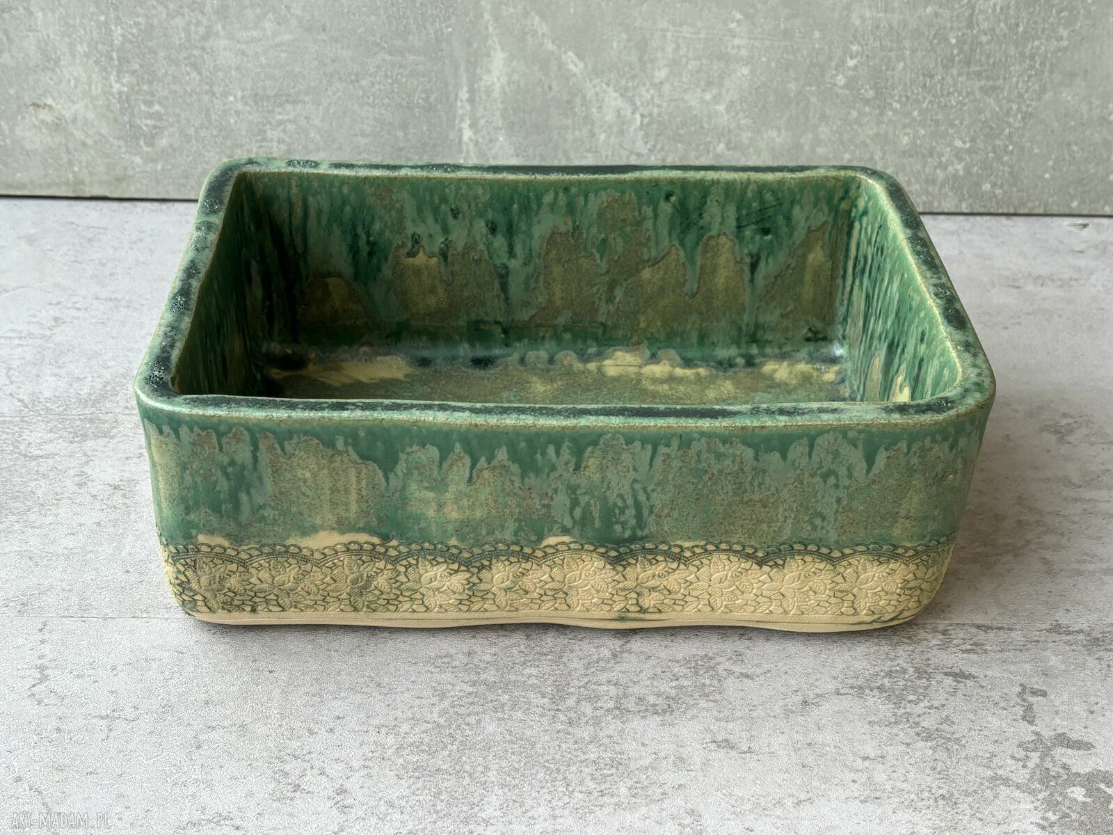 Prostokątna umywalka ceramiczna z koronką