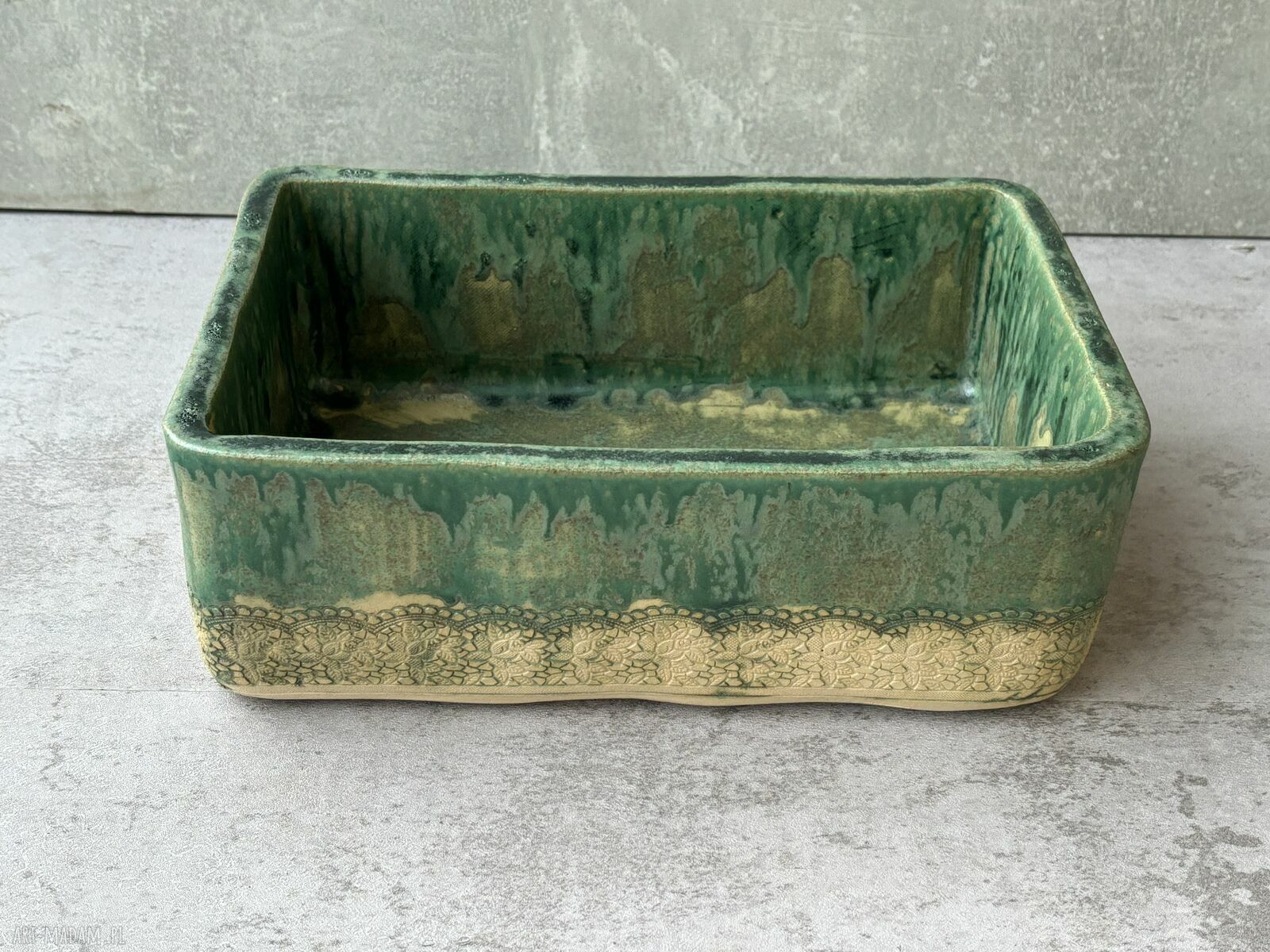 Prostokątna umywalka ceramiczna z koronką