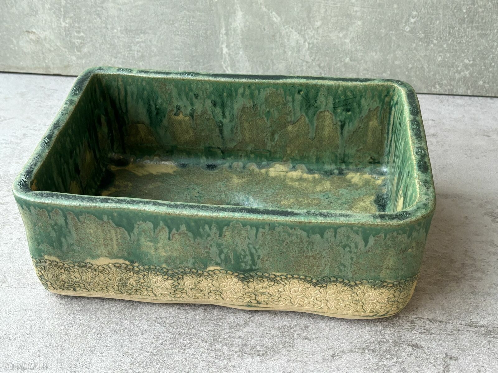 Prostokątna umywalka ceramiczna z koronką