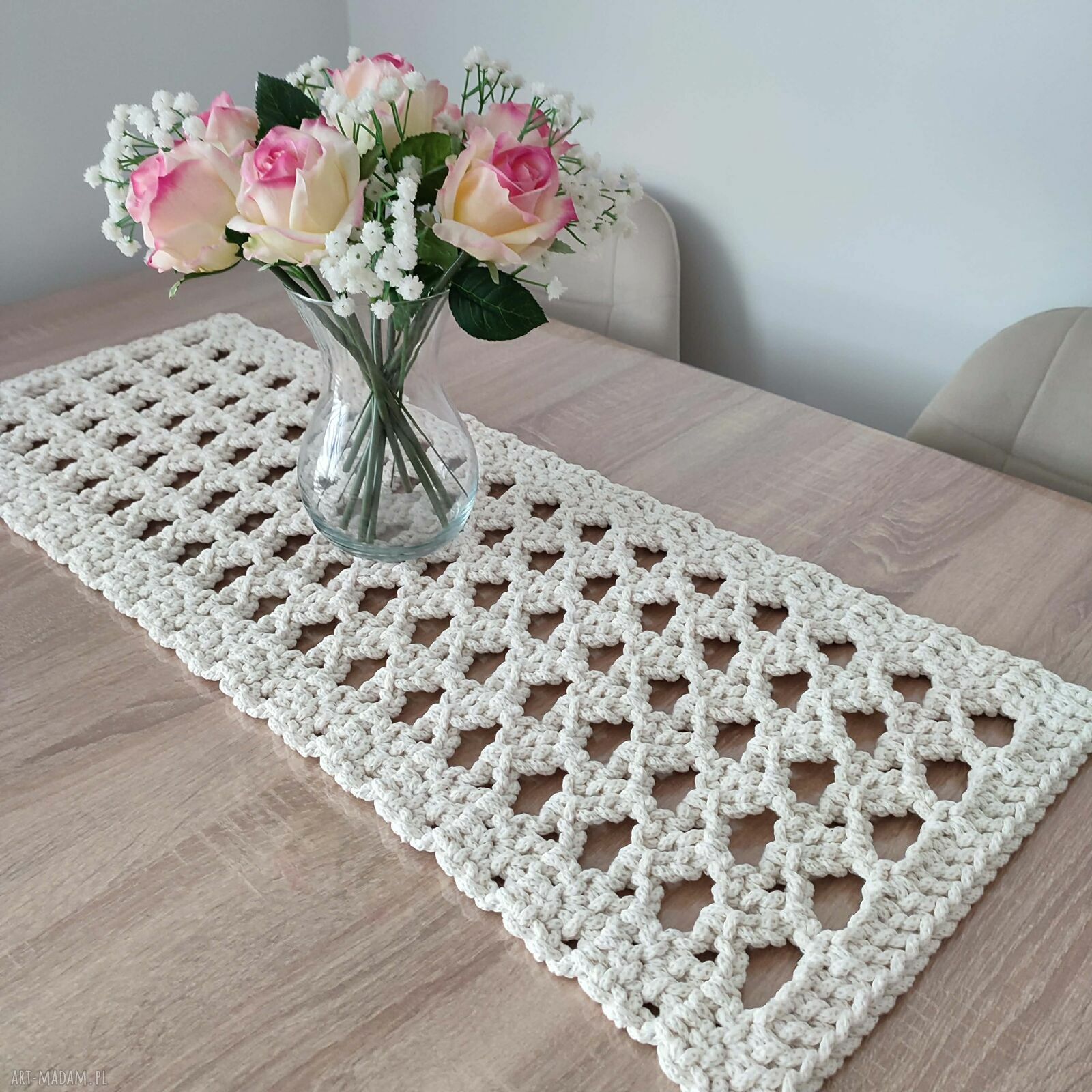 Ręcznie robiony bieżnik prostokątny 32x88 cm ze sznurka szydełkowego