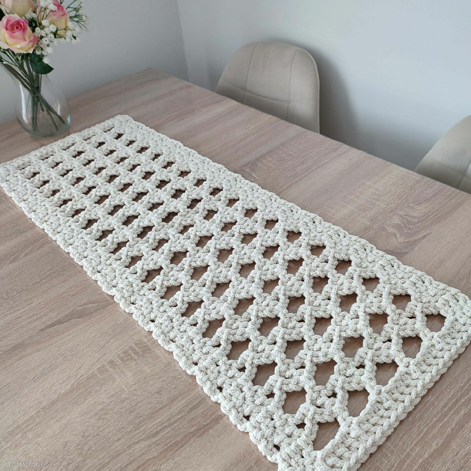 Ręcznie robiony bieżnik prostokątny 32x88 cm ze sznurka szydełkowego