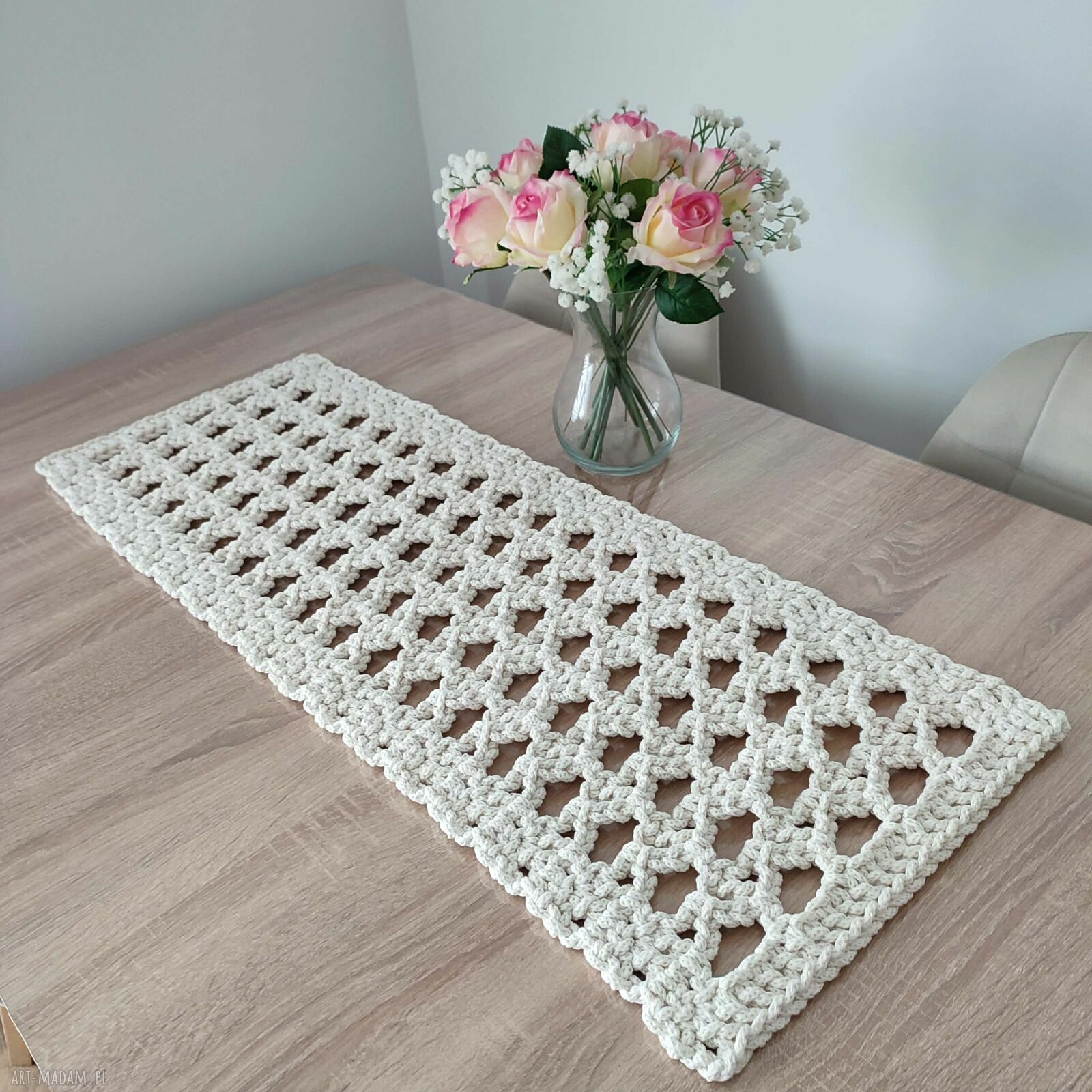 Ręcznie robiony bieżnik prostokątny 32x88 cm ze sznurka szydełkowego