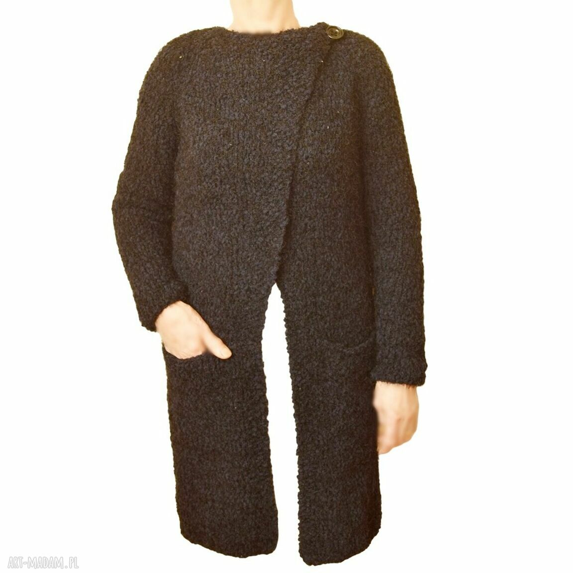 Prosty, elegancki sweter-kardigan handmade z asymetrycznym zapięciem przy szyi