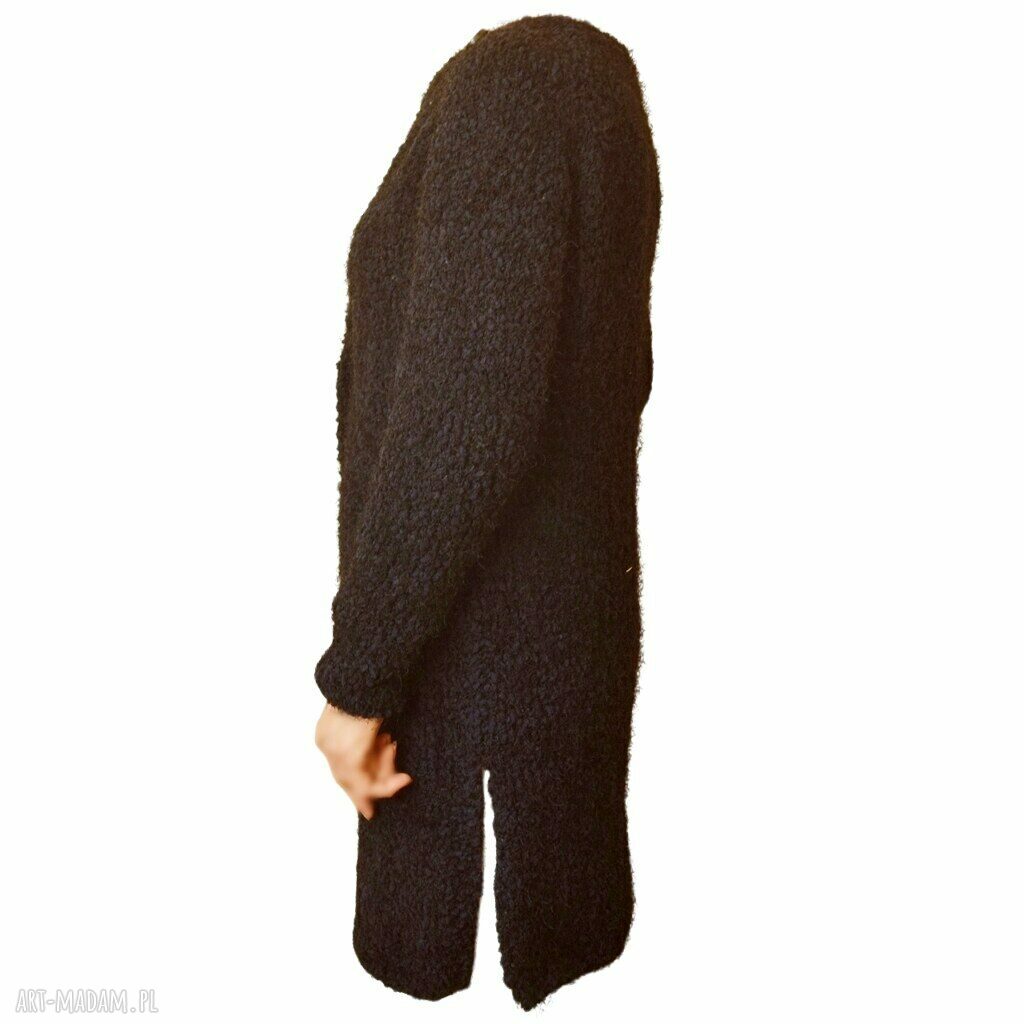 Prosty, elegancki sweter-kardigan handmade z asymetrycznym zapięciem przy szyi
