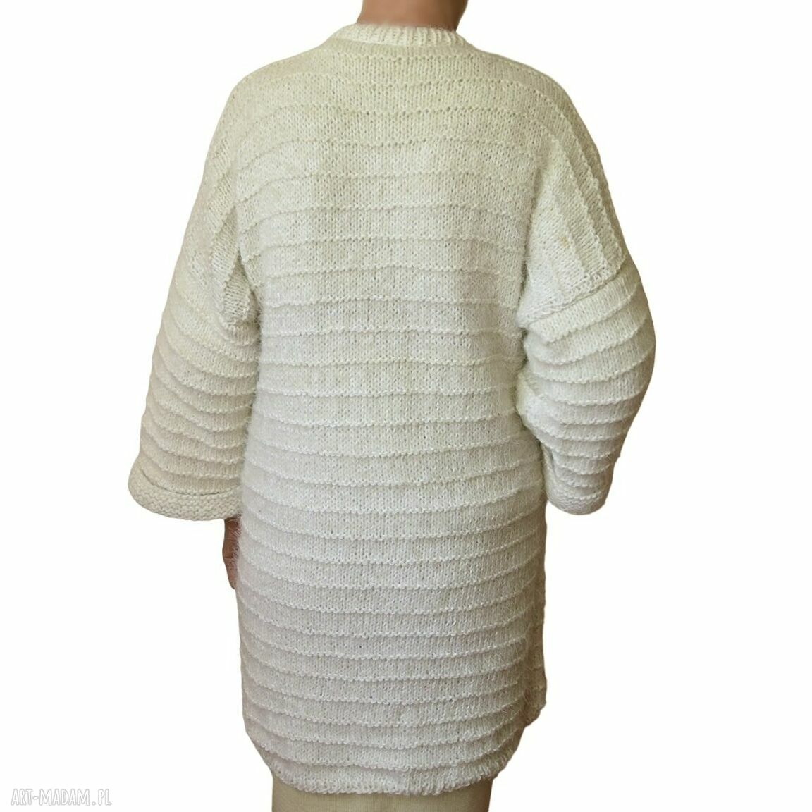 Prosty elegancki sweter-kardigan handmade kremowy z rękawami 3/4
