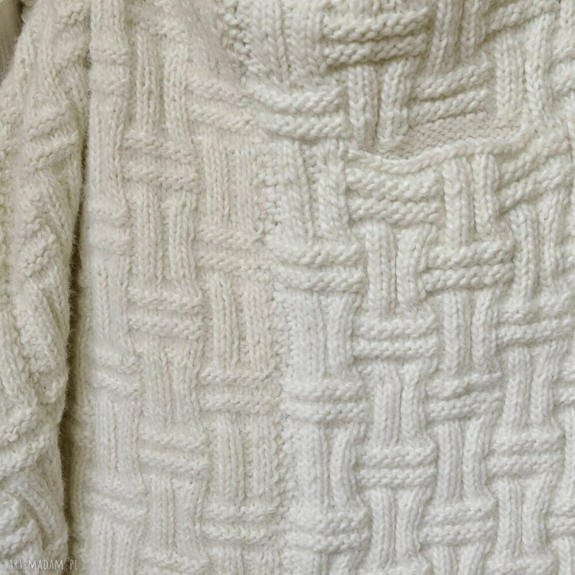 Prosty elegancki sweter handmade - płaszczyk na drutach ecru z niską stójką