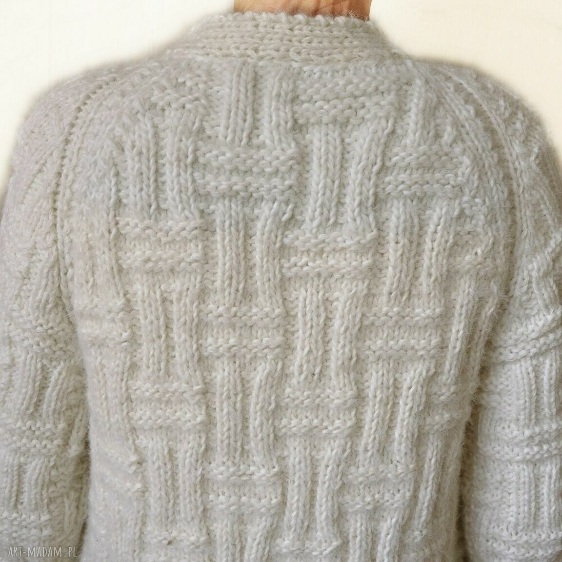 Prosty elegancki sweter handmade - płaszczyk na drutach ecru z niską stójką