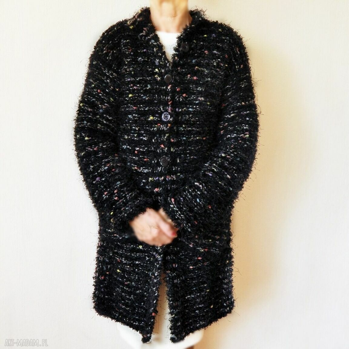 Prosty, elegancki sweter handmade - niska stójka i czarny melanż