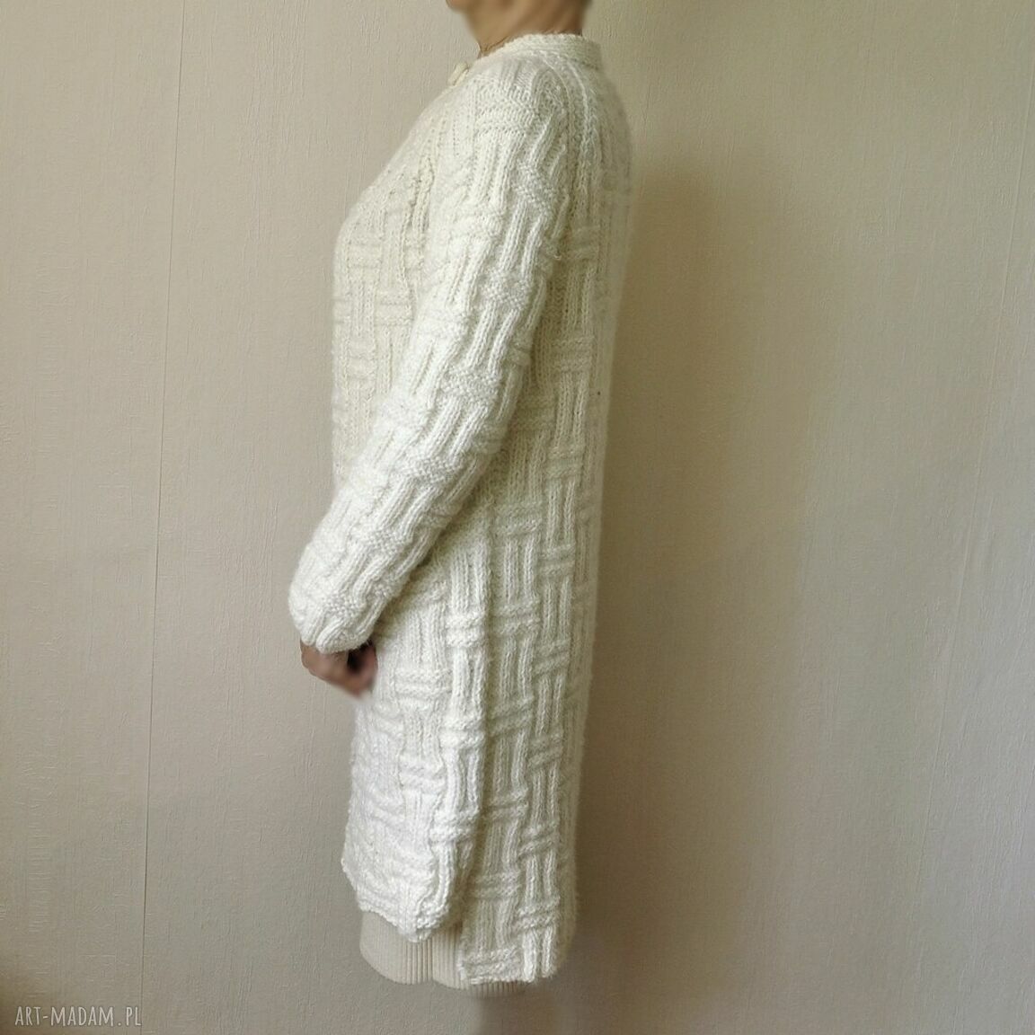 Prosty elegancki sweter handmade - płaszczyk na drutach ecru z niską stójką