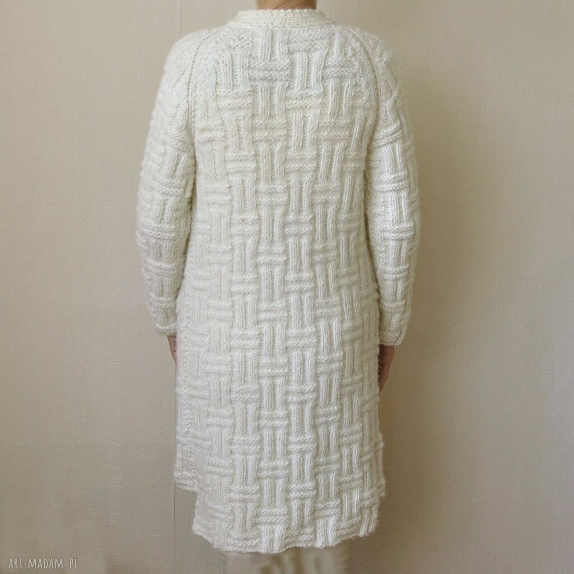 Prosty elegancki sweter handmade - płaszczyk na drutach ecru z niską stójką