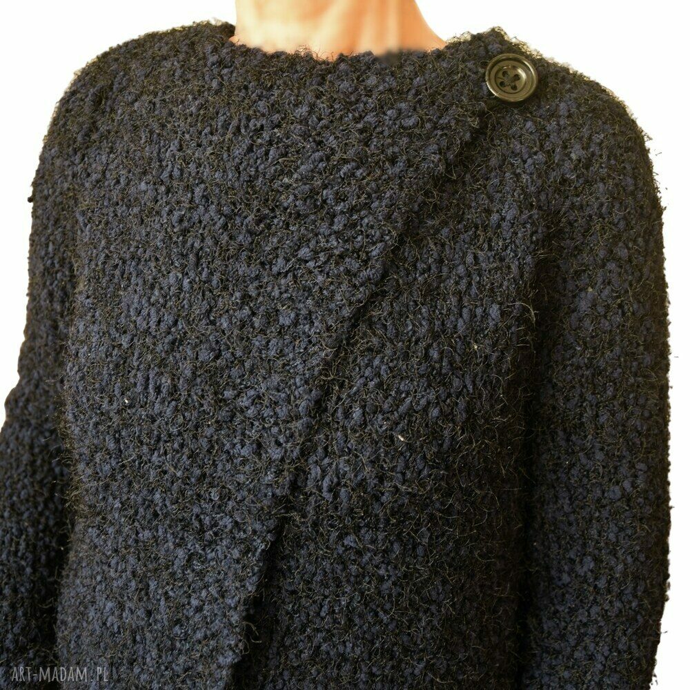 Prosty, elegancki sweter-kardigan handmade z asymetrycznym zapięciem przy szyi