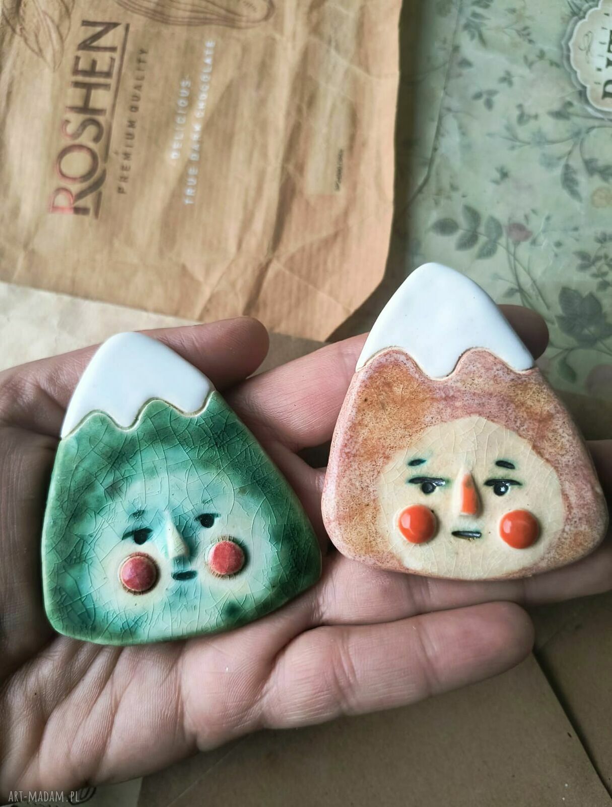 Broszka ceramiczna „Góry” - ręcznie wypalana i szkliwiona przypinka