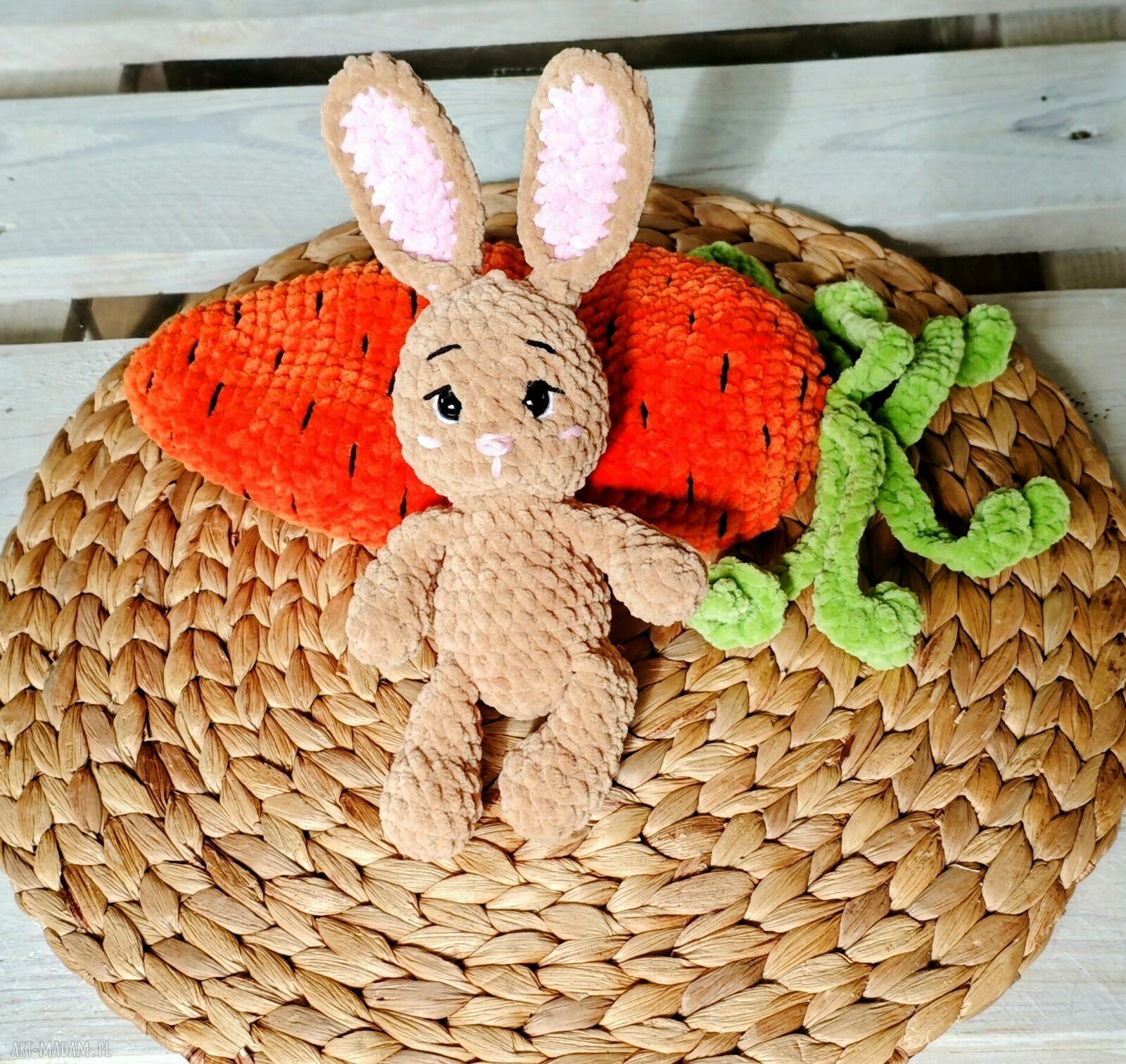 Szydełkowy króliczek amigurumi w domku marchewce ręcznie robiona maskotka dla dziecka