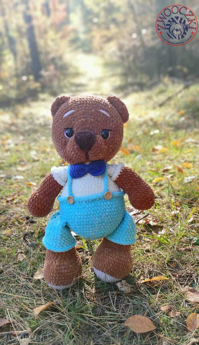 Szydełkowy miś stroju galowym prezent maskotka przytulanka misio