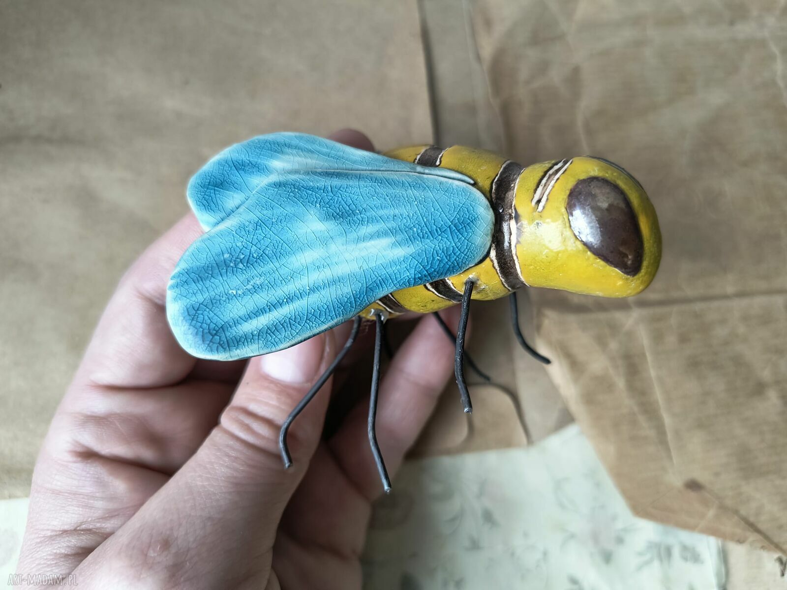 Pszczoła ceramiczna handmade na drucianych nóżkach