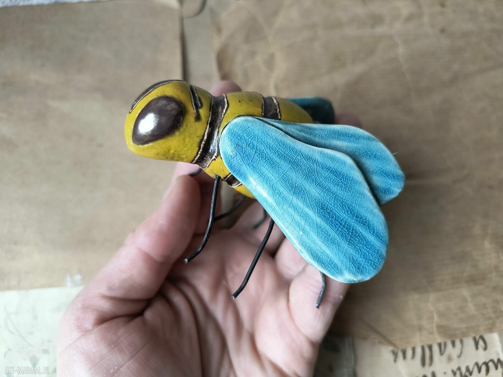 Pszczoła ceramiczna handmade na drucianych nóżkach