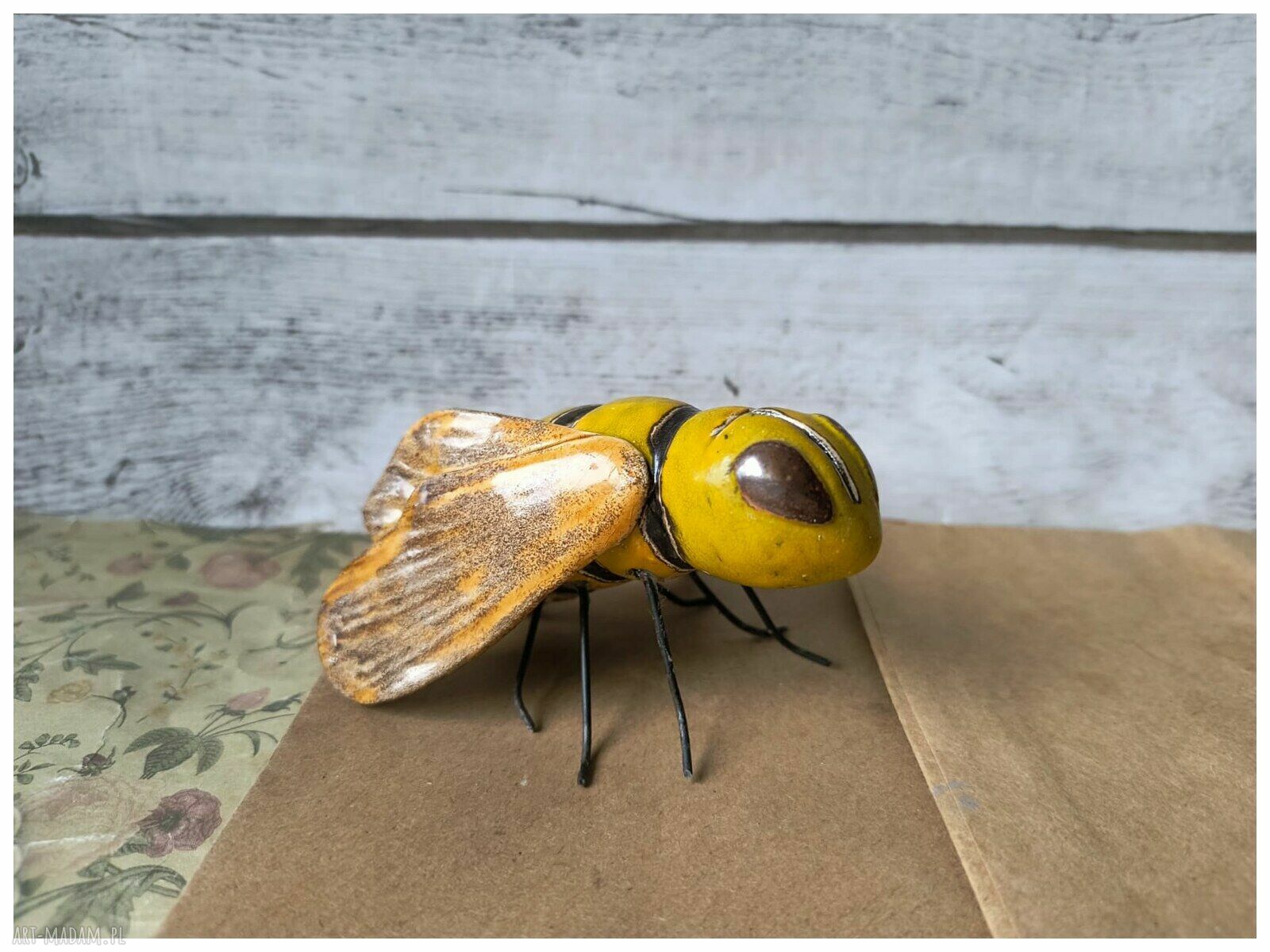 Pszczoła miodowa - ceramiczna dekoracja handmade na półkę