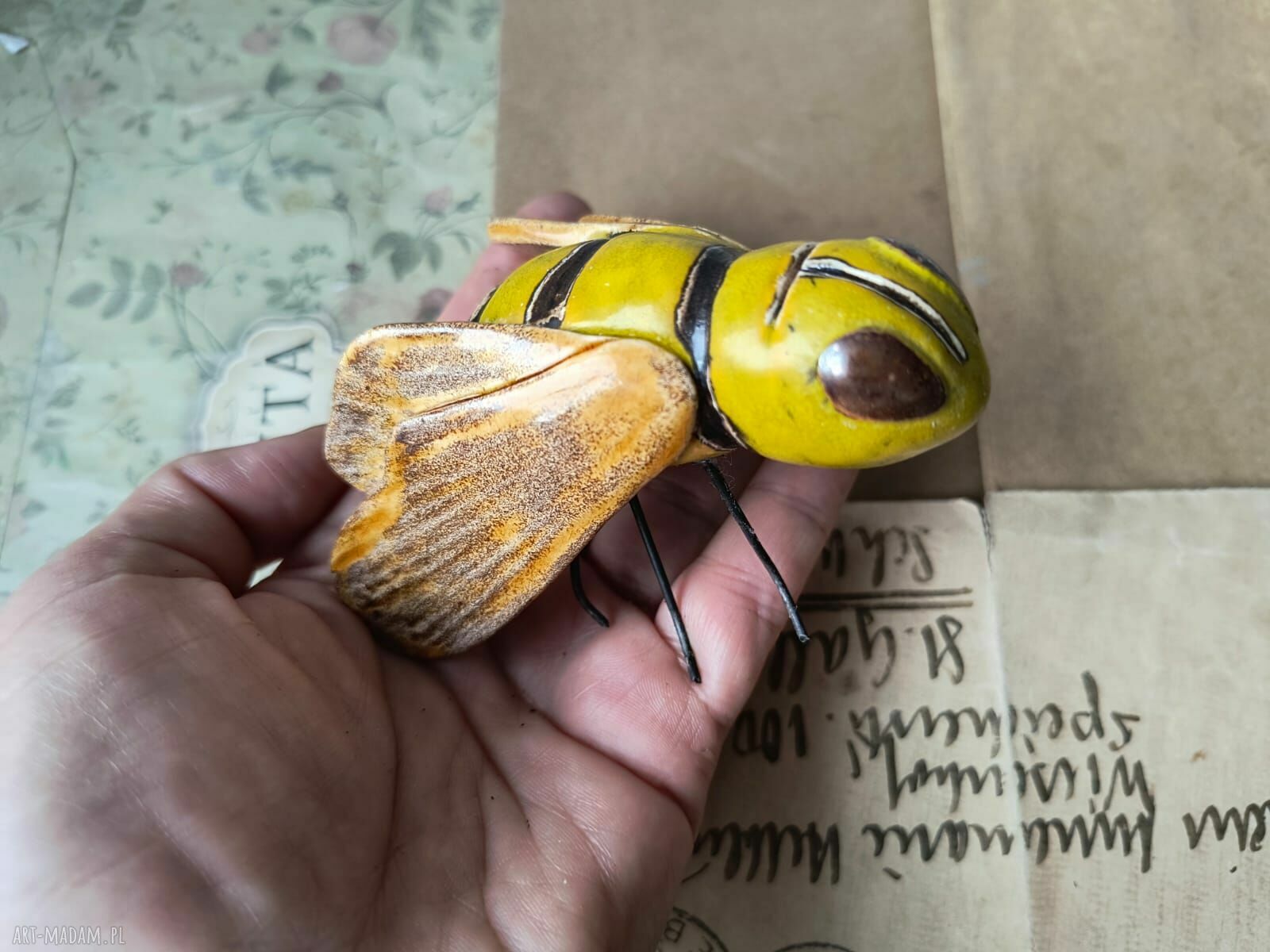 Pszczoła miodowa - ceramiczna dekoracja handmade na półkę