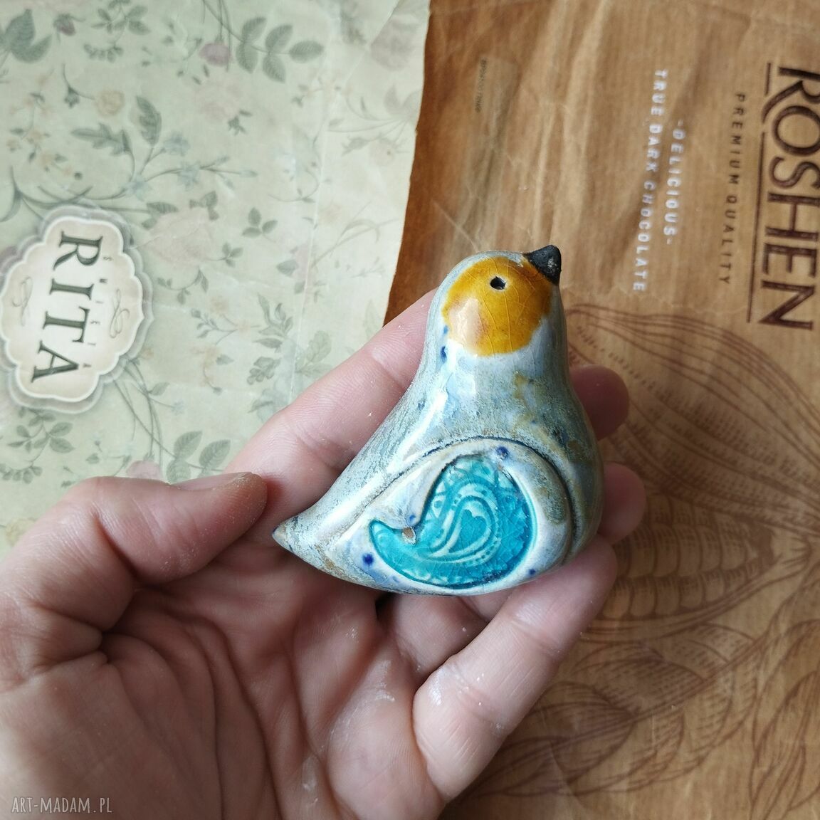 Ptaszek seledynowy z turkusowym skrzydłem - handmade z gliny szamotowej