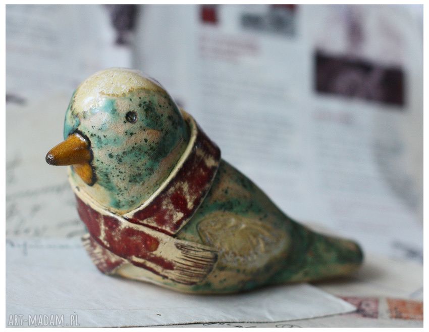 Ptaszek w szaliczku - ręcznie robiona figurka ceramiczna