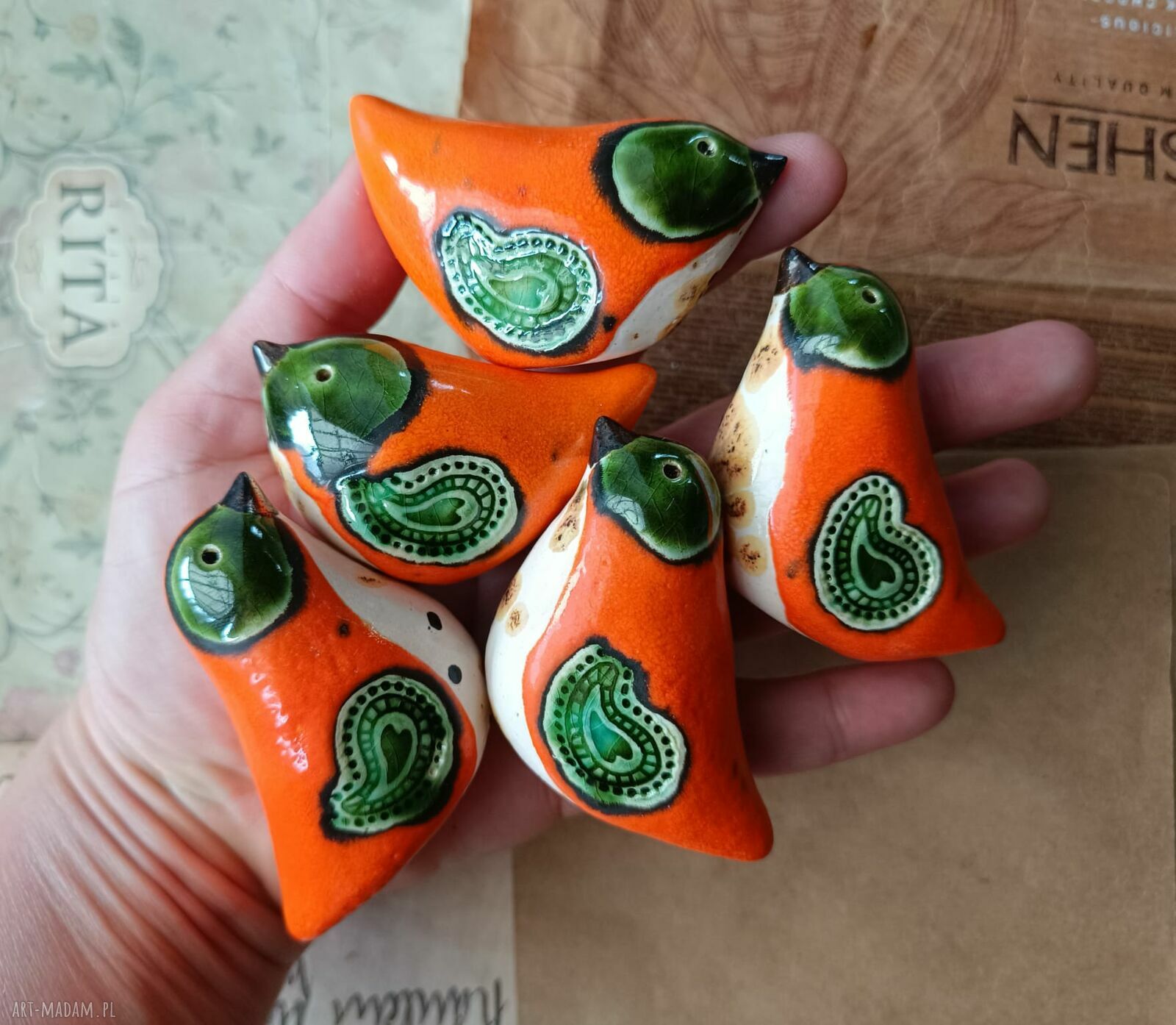 Ceramiczne ptaszki oranżowe z butelkowymi skrzydłami