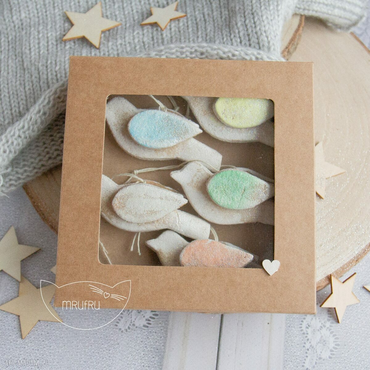 ozdoby świąteczne: Ptaszki wiosenne na zawieszkach. Uroczy 5pak w ozdobnym pudełeczku z szybką