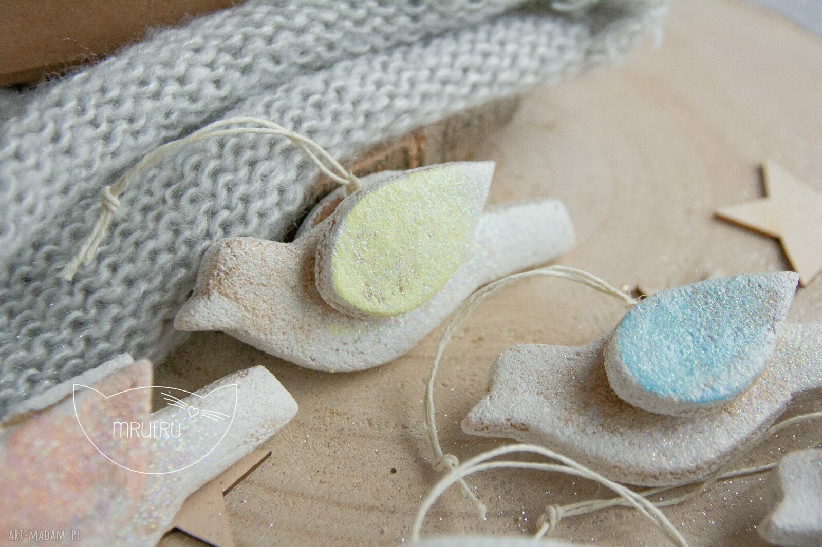 ozdoby świąteczne: Ptaszki wiosenne na zawieszkach. Uroczy 5pak w ozdobnym pudełeczku z szybką