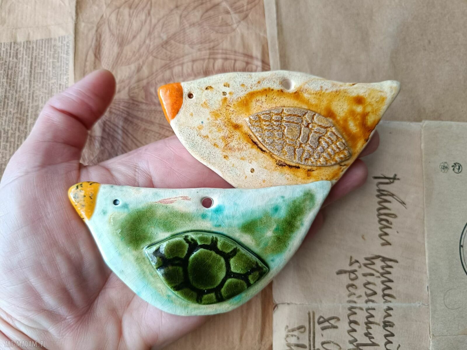 Ptaszki zielono-miodowe - zestaw 2 ręcznie robionych dekoracji ceramicznych do zawieszenia