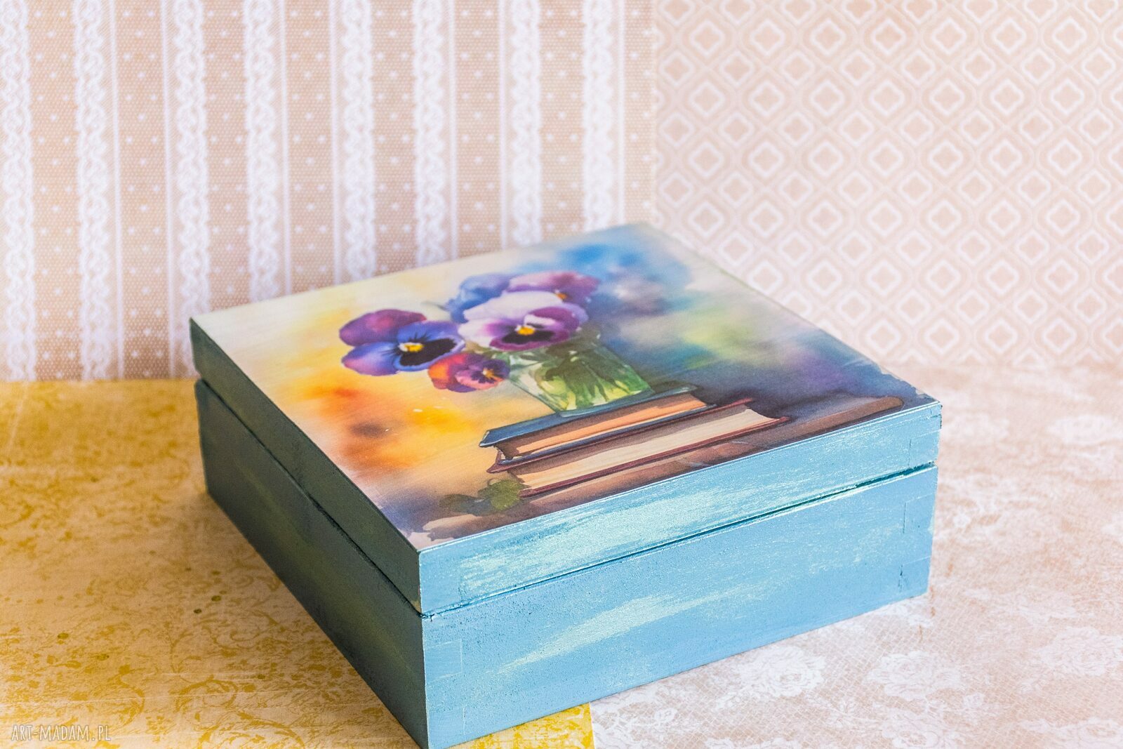 Pudełko drewniane Bratki - handmade dla nauczycielki