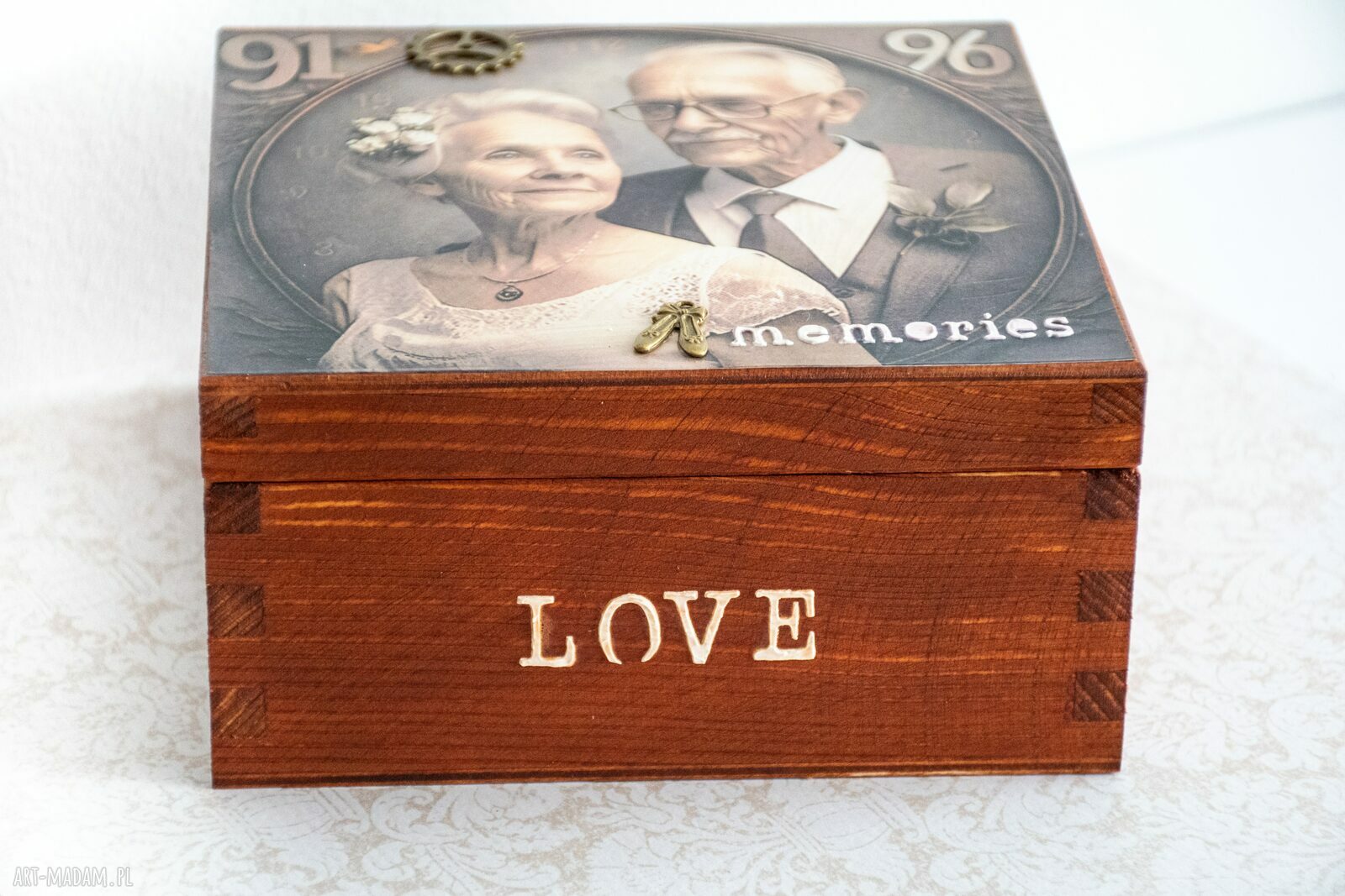 Drewniane pudełko vintage "I żyją długo" z napisem Love