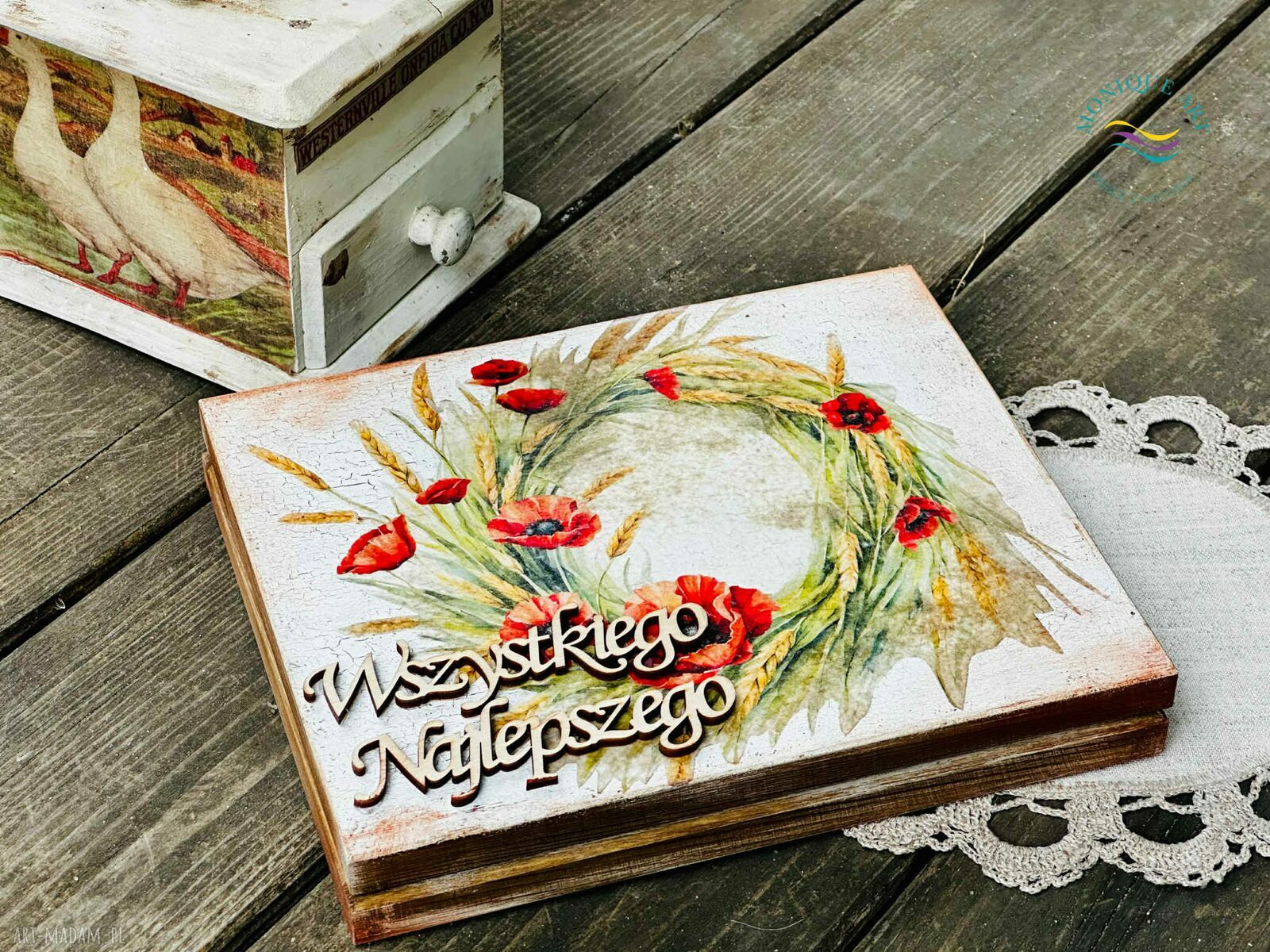 Pudełko na czekoladki wykonane z naturalnego drewna z motywem sielskim