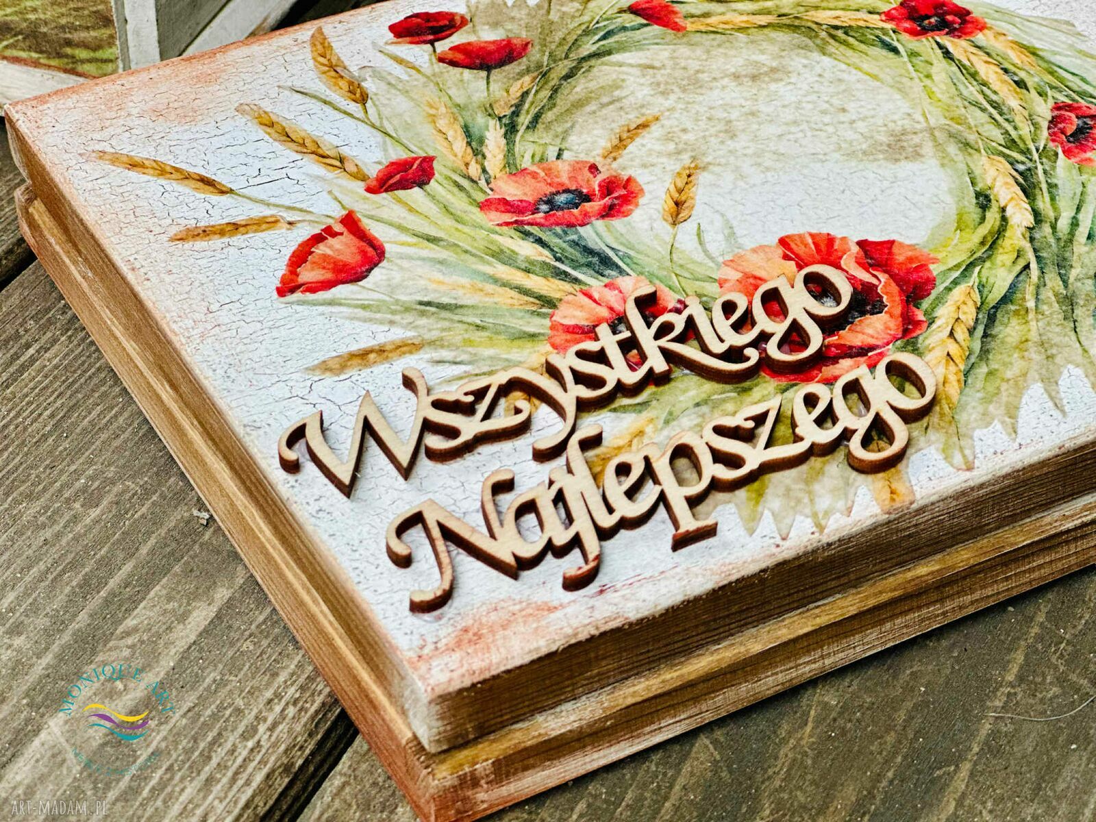 Pudełko na czekoladki wykonane z naturalnego drewna z motywem sielskim
