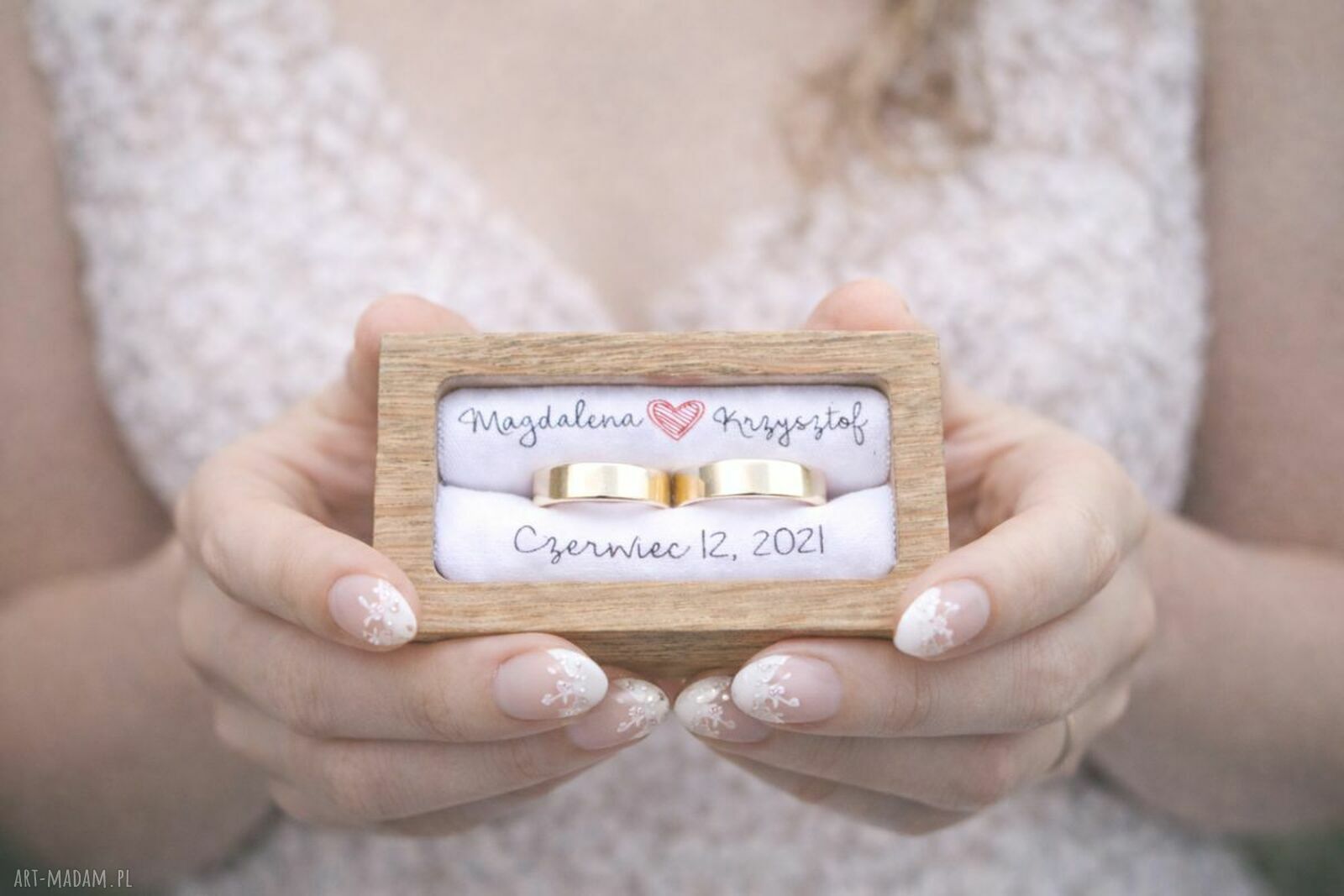 Pudełko na obrączki z dębu - personalizowana pamiątka ślubu