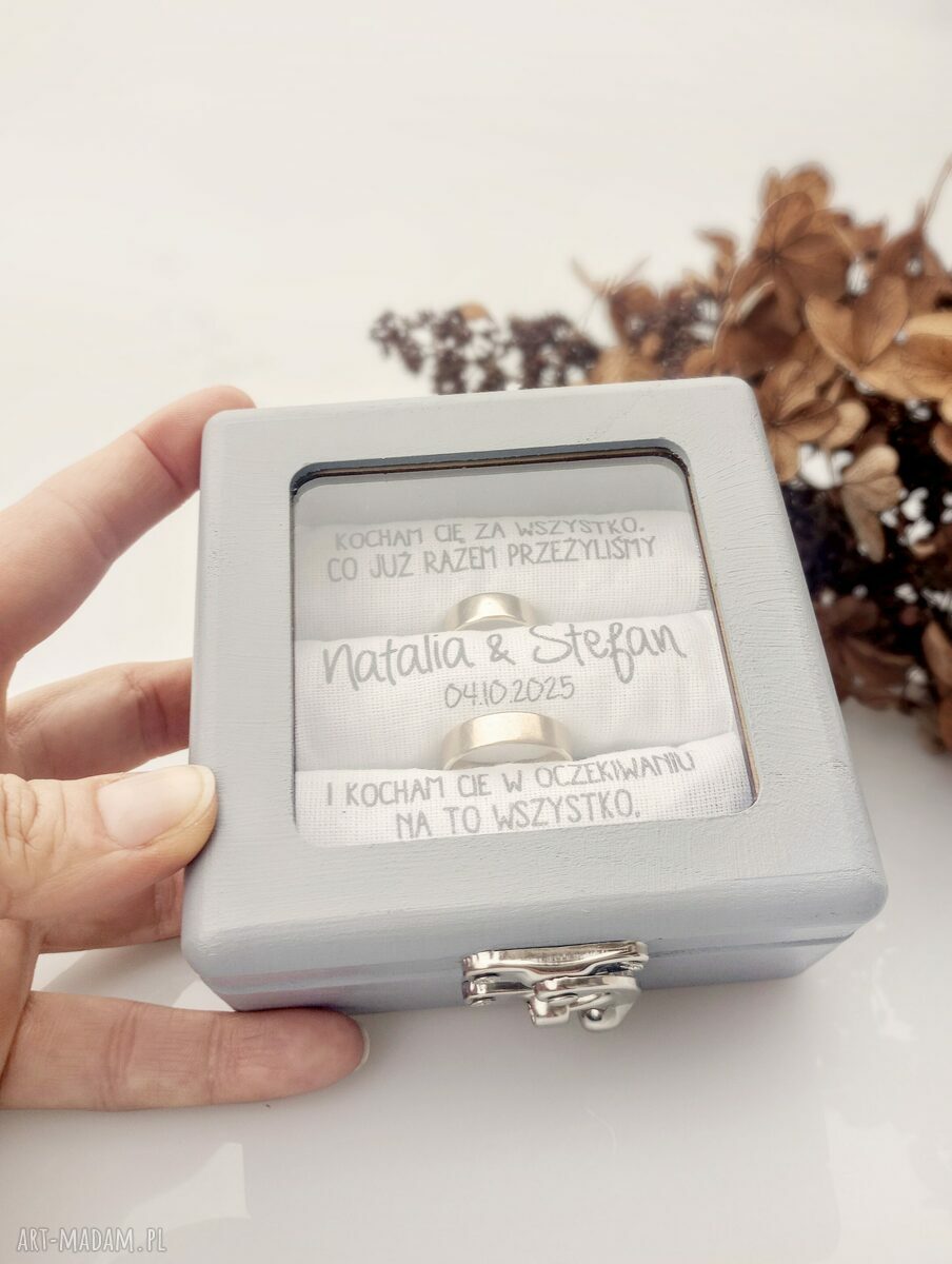 Pudełko na obrączki z szybką z dębu - personalizowane imionami i datą ślubu