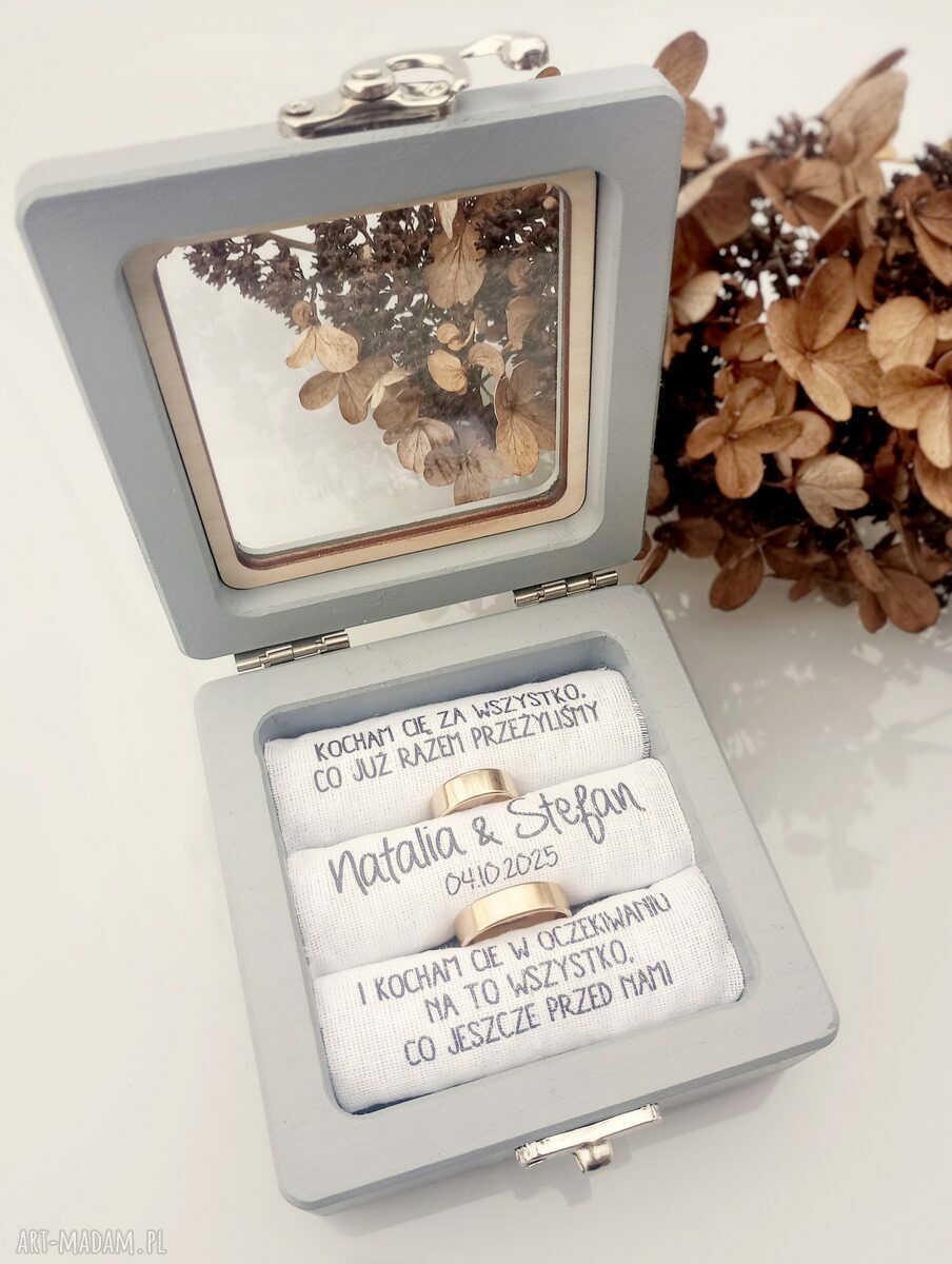 Pudełko na obrączki z szybką z dębu - personalizowane imionami i datą ślubu