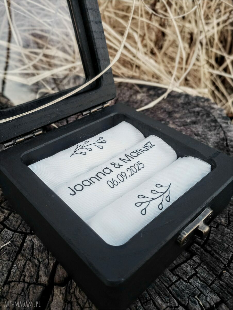 Eleganckie dębowe pudełko na obrączki z szybą