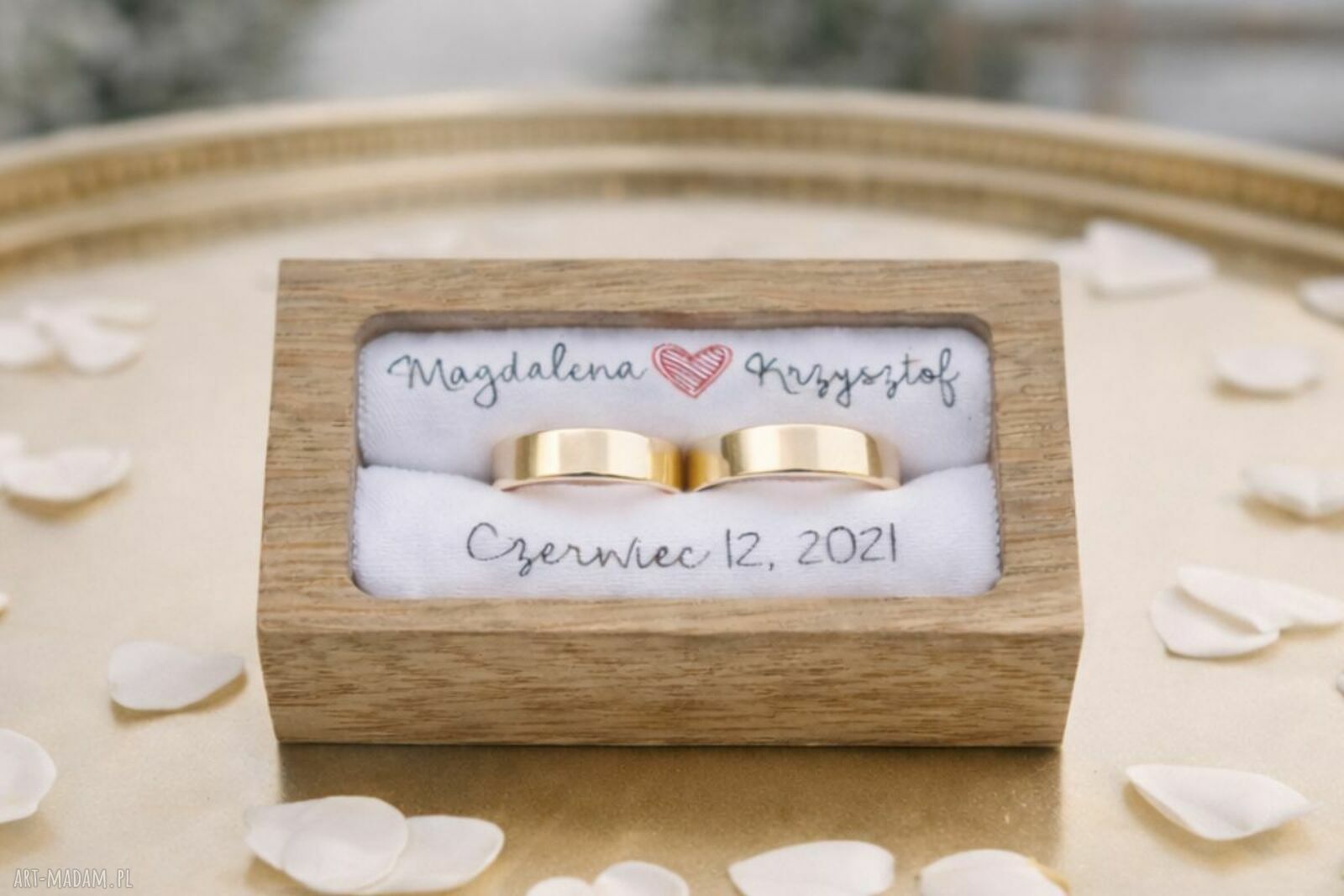 Pudełko na obrączki z dębu - personalizowana pamiątka ślubu