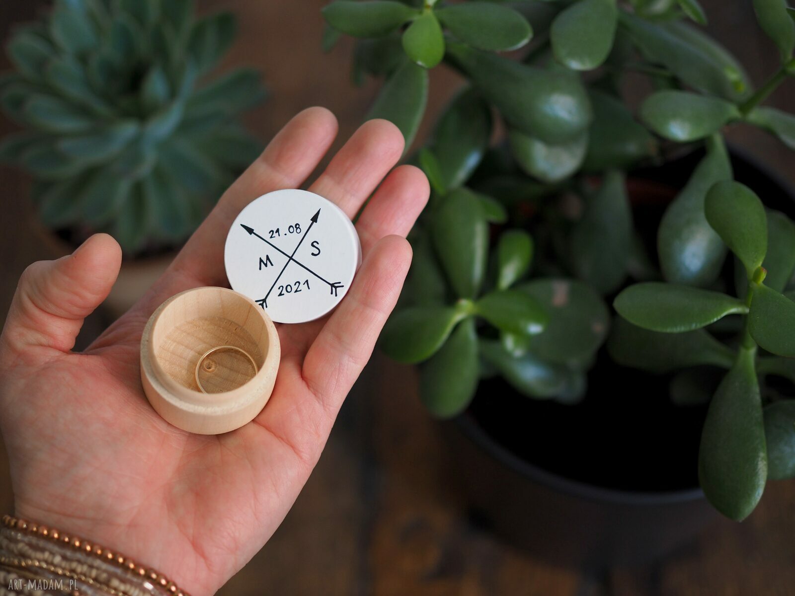 Pudełeczko na obrączki z inicjałami i datą ślubu