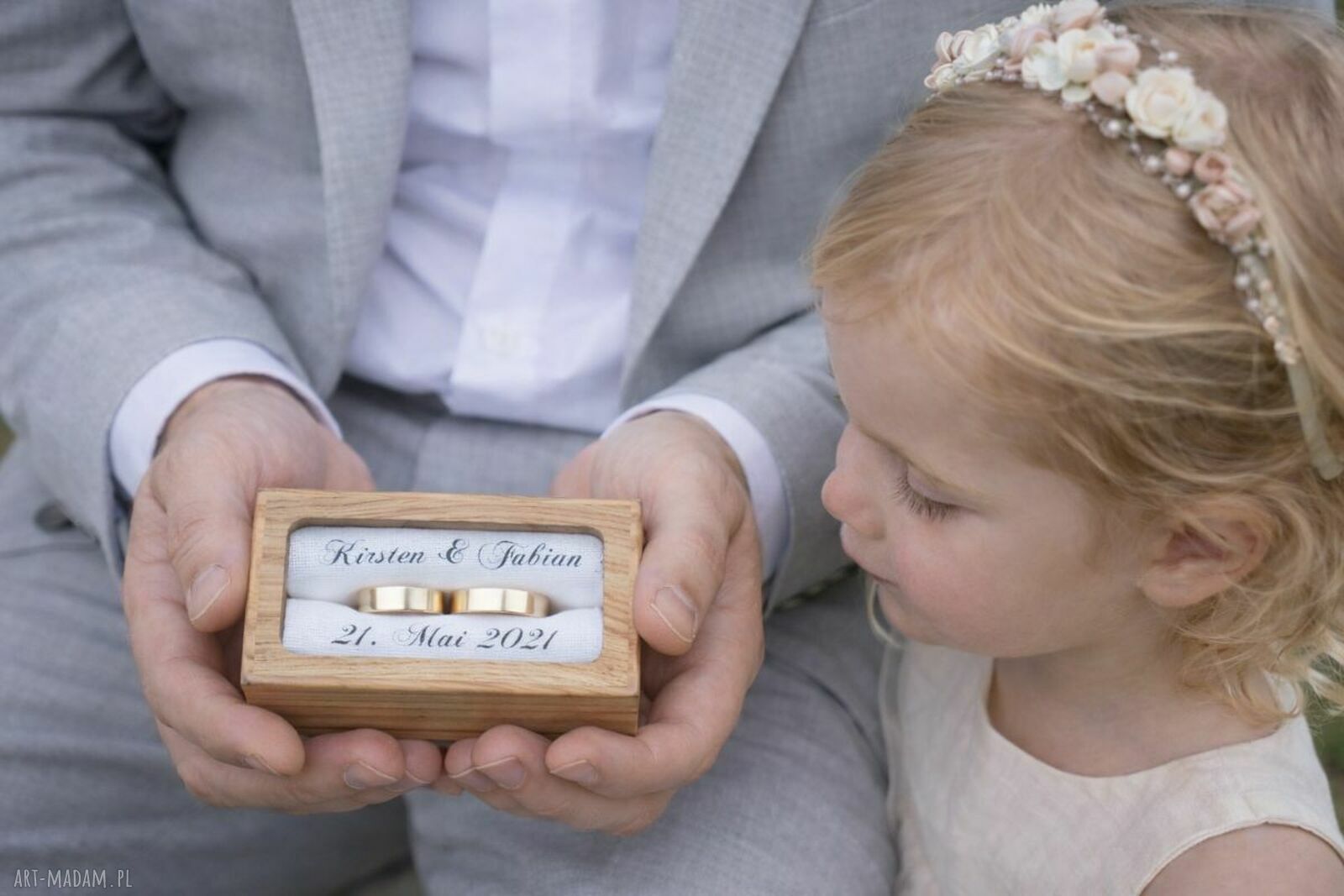 Personalizowane dębowe pudełko na obrączki ślubne - imiona i data