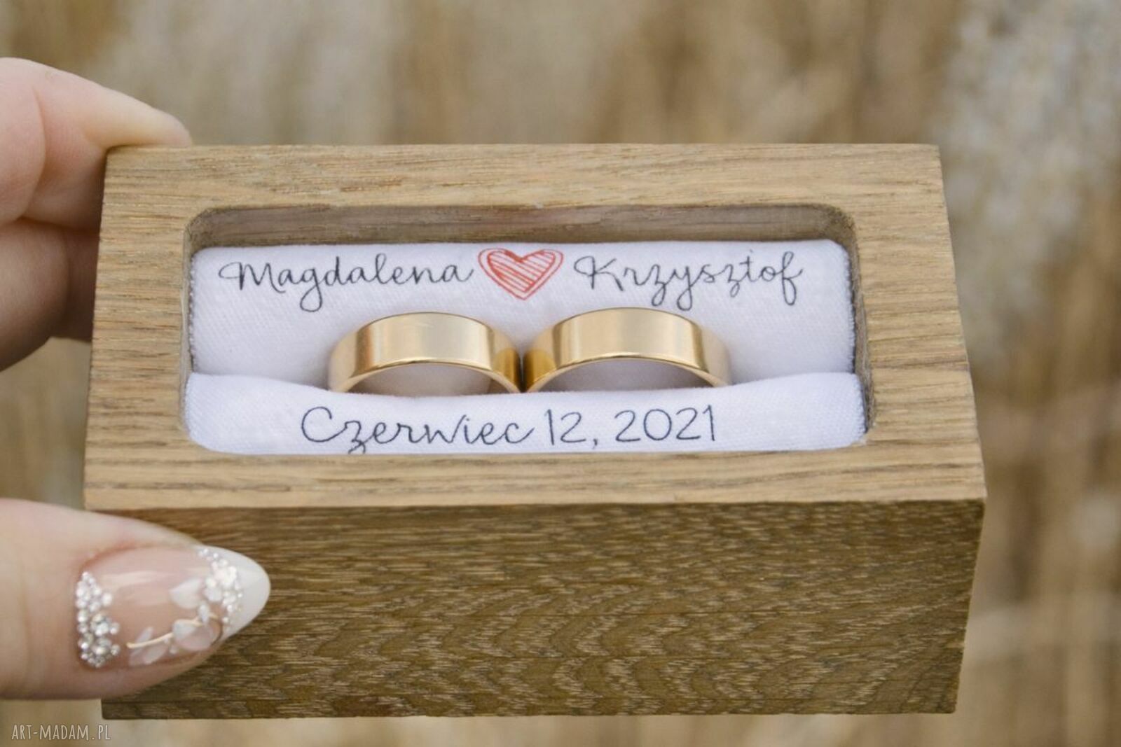 Pudełko na obrączki z dębu - personalizowana pamiątka ślubu