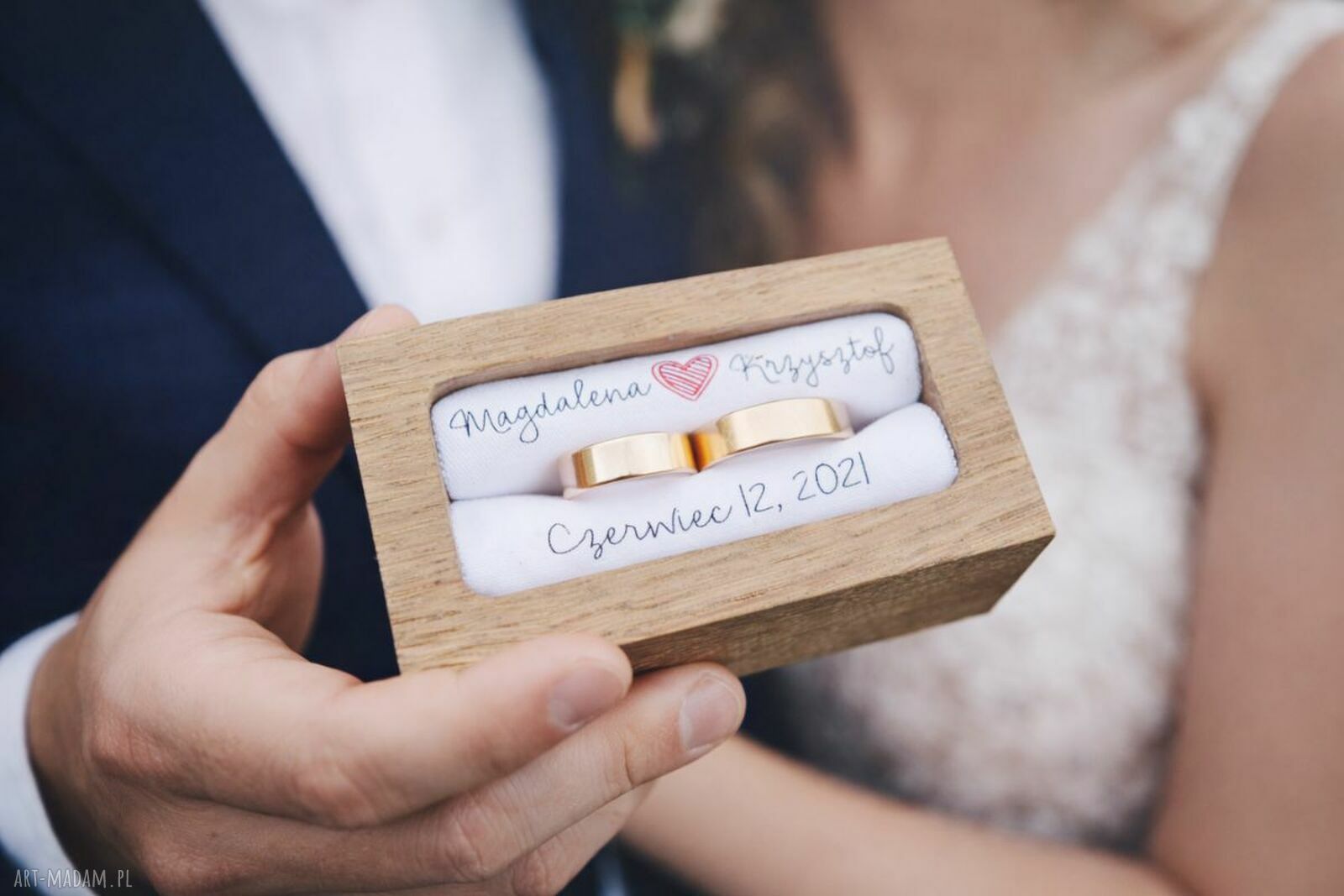 Pudełko na obrączki z dębu - personalizowana pamiątka ślubu