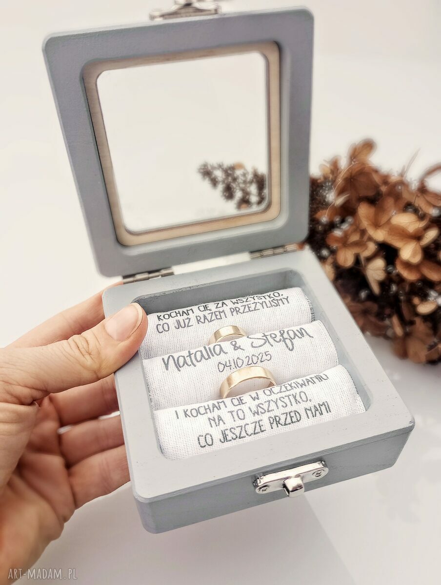 Pudełko na obrączki z szybką z dębu - personalizowane imionami i datą ślubu