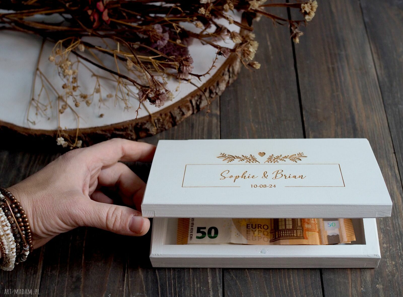 Drewniana koperta na pieniądze z grawerem - personalizowane etui na ślub