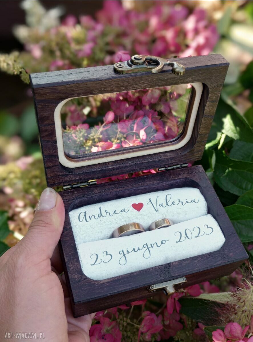 Dębowe, personalizowane pudełko ślubne na obrączki z szybka