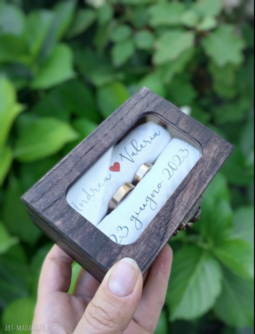 Dębowe, personalizowane pudełko ślubne na obrączki z szybka
