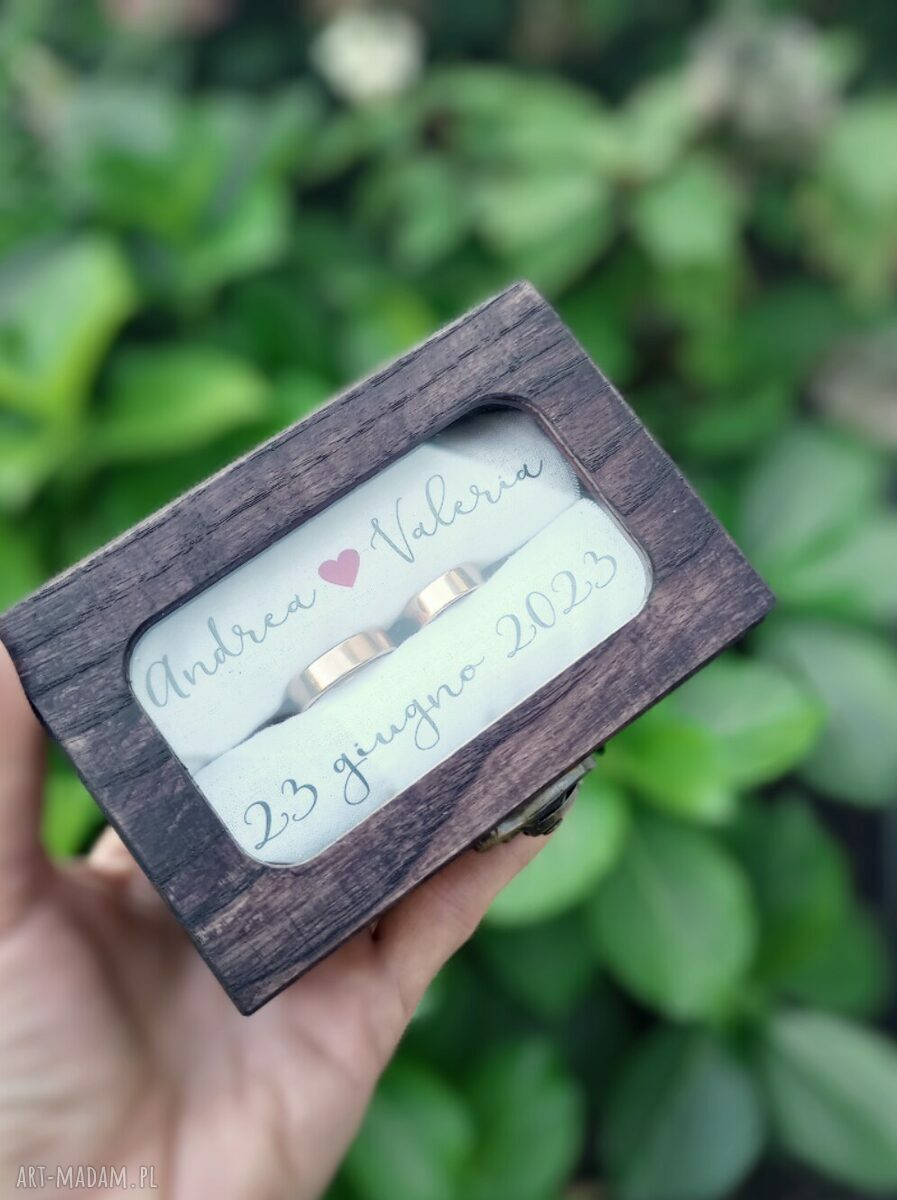 Dębowe, personalizowane pudełko ślubne na obrączki z szybka