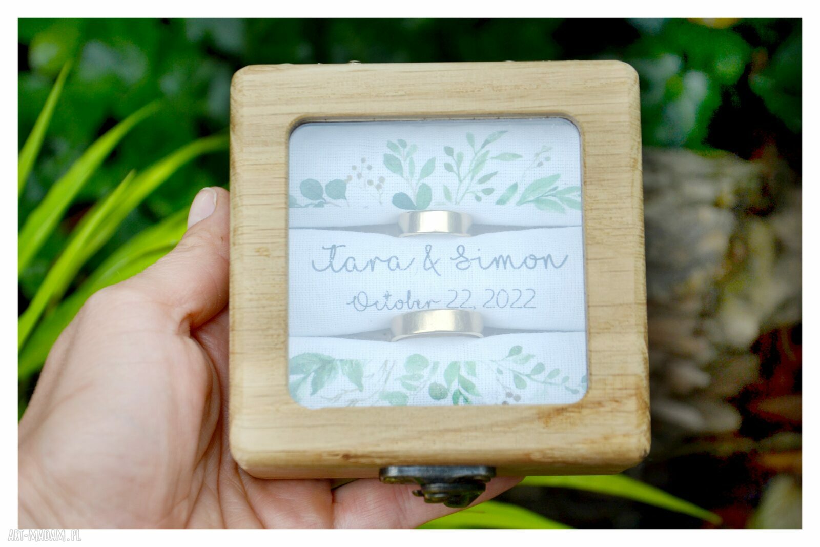 Dębowe pudełko na obrączki z okienkiem - personalizowane na ślub