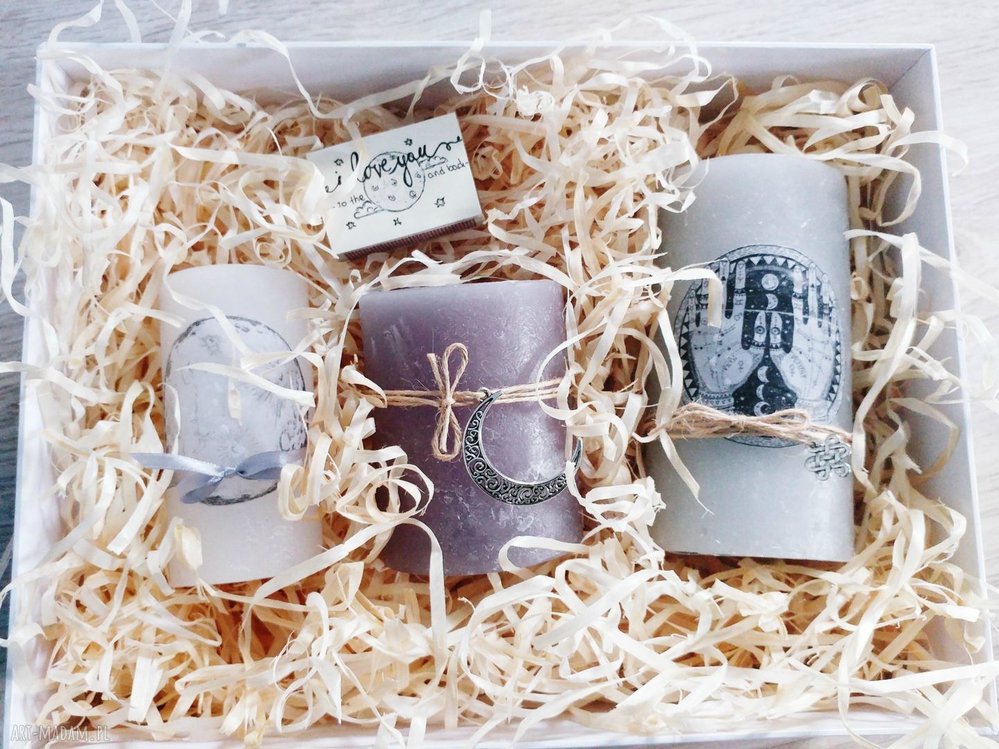 Zestaw świec Moonbox w pudełku - 3 świece, zapałki i niespodzianka