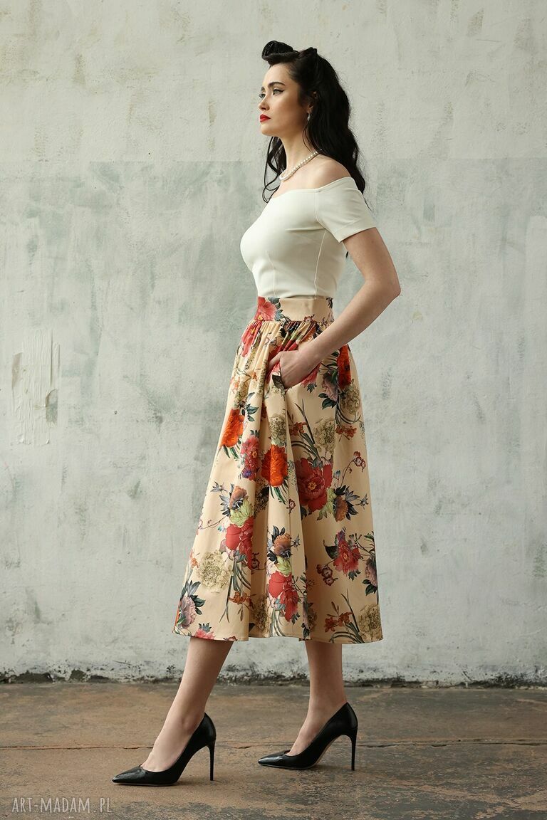 Pudrowa spódnica midi w kwiaty - elegancka, rozkloszowana z kieszeniami